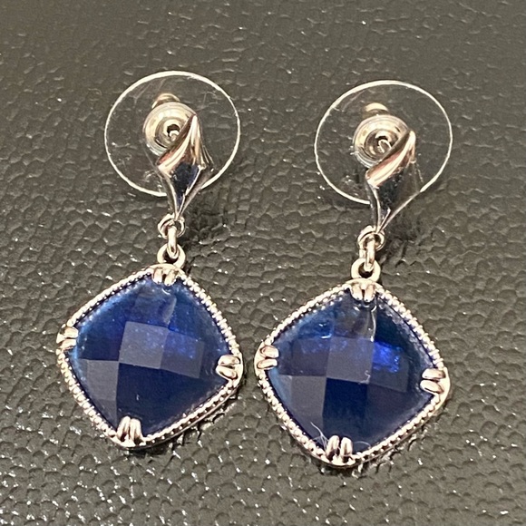 Unsigned Rounded Square-shaped Blue Faceted Crystal Earrings - Picture 5 of 13